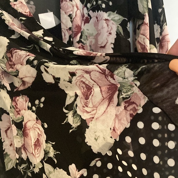 2 pc. Tank tunic with cover. Size Medium black with rose pattern. - Picture 7 of 8